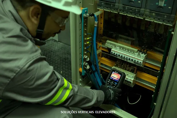 Manutenção de elevador monta carga